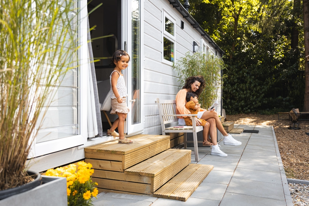 Tijdelijke woonruimte geplaatst in de tuin